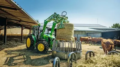 Traktor John Deere 5M s čelním nakladačem a balíkem sena